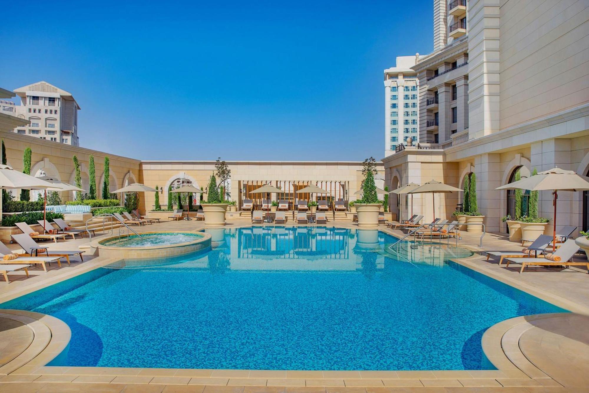 Hotel The Ritz-Carlton, Amman Esterno foto The pool at the hotel