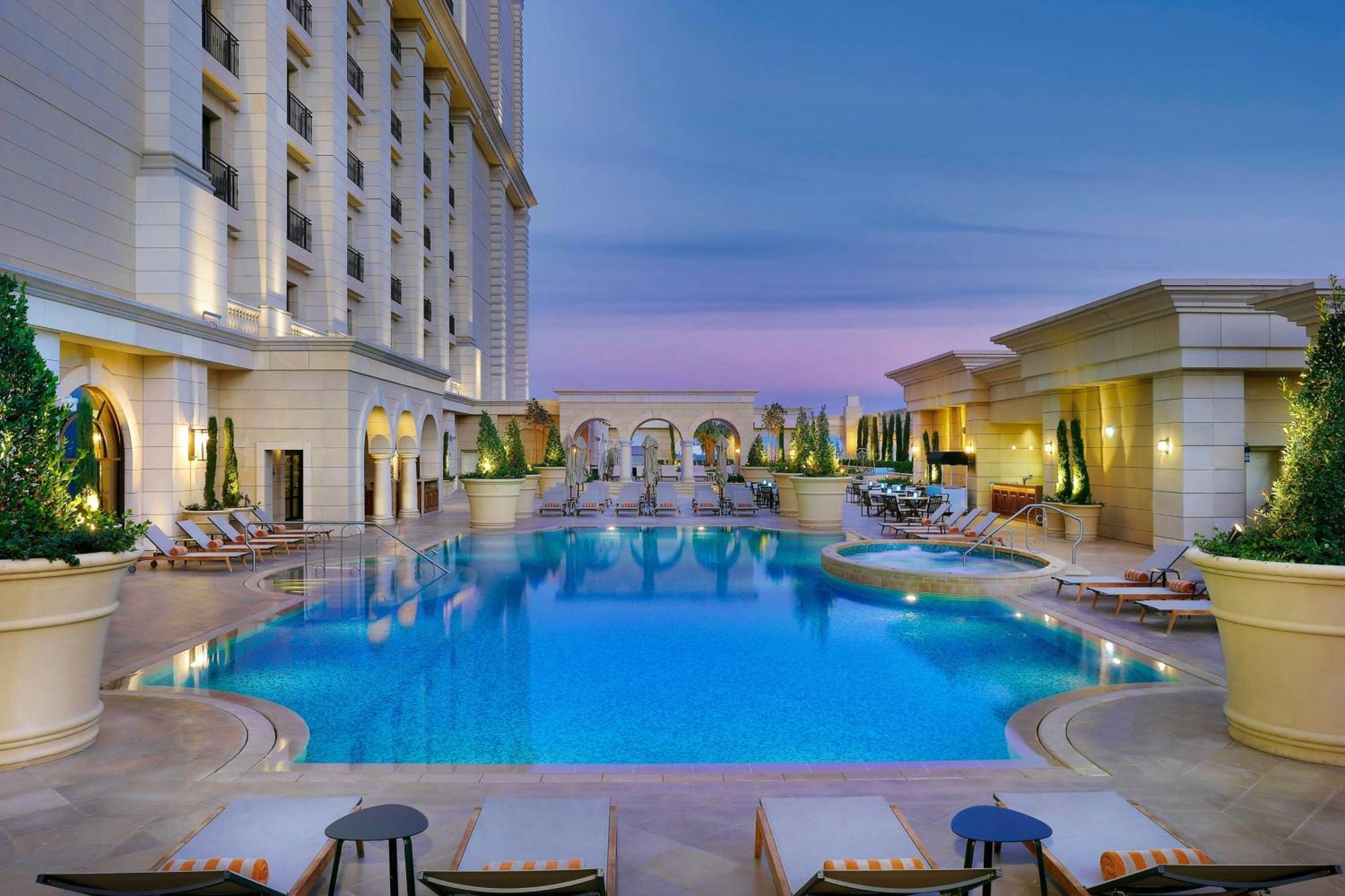 Hotel The Ritz-Carlton, Amman Esterno foto The swimming pool at the hotel