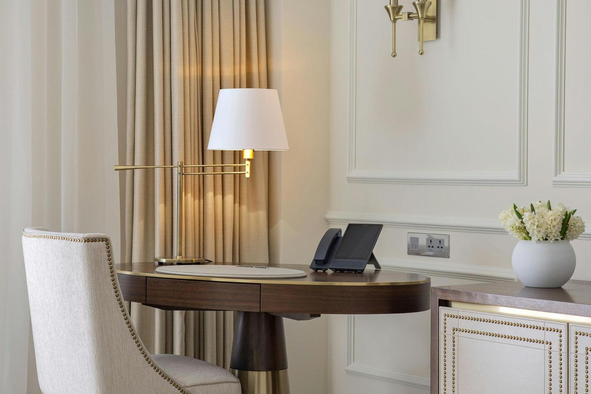 Hotel The Ritz-Carlton, Amman Esterno foto A table lamp