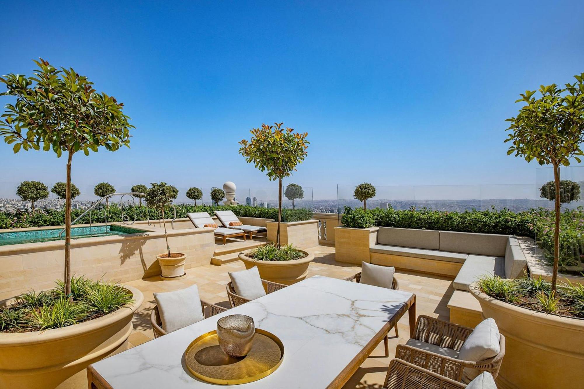 Hotel The Ritz-Carlton, Amman Esterno foto The rooftop pool at the Four Seasons Hotel