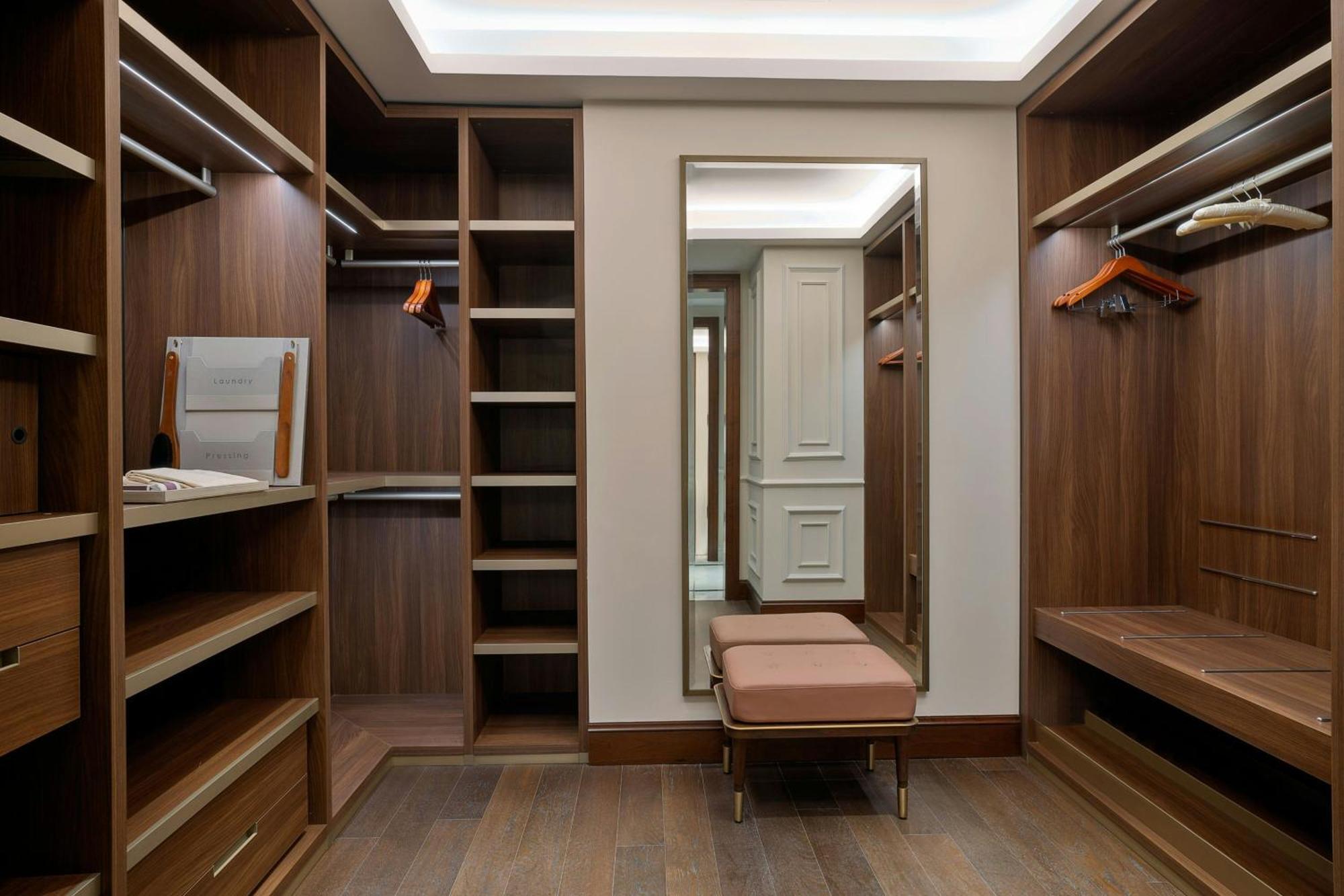 Hotel The Ritz-Carlton, Amman Esterno foto A walk-in closet