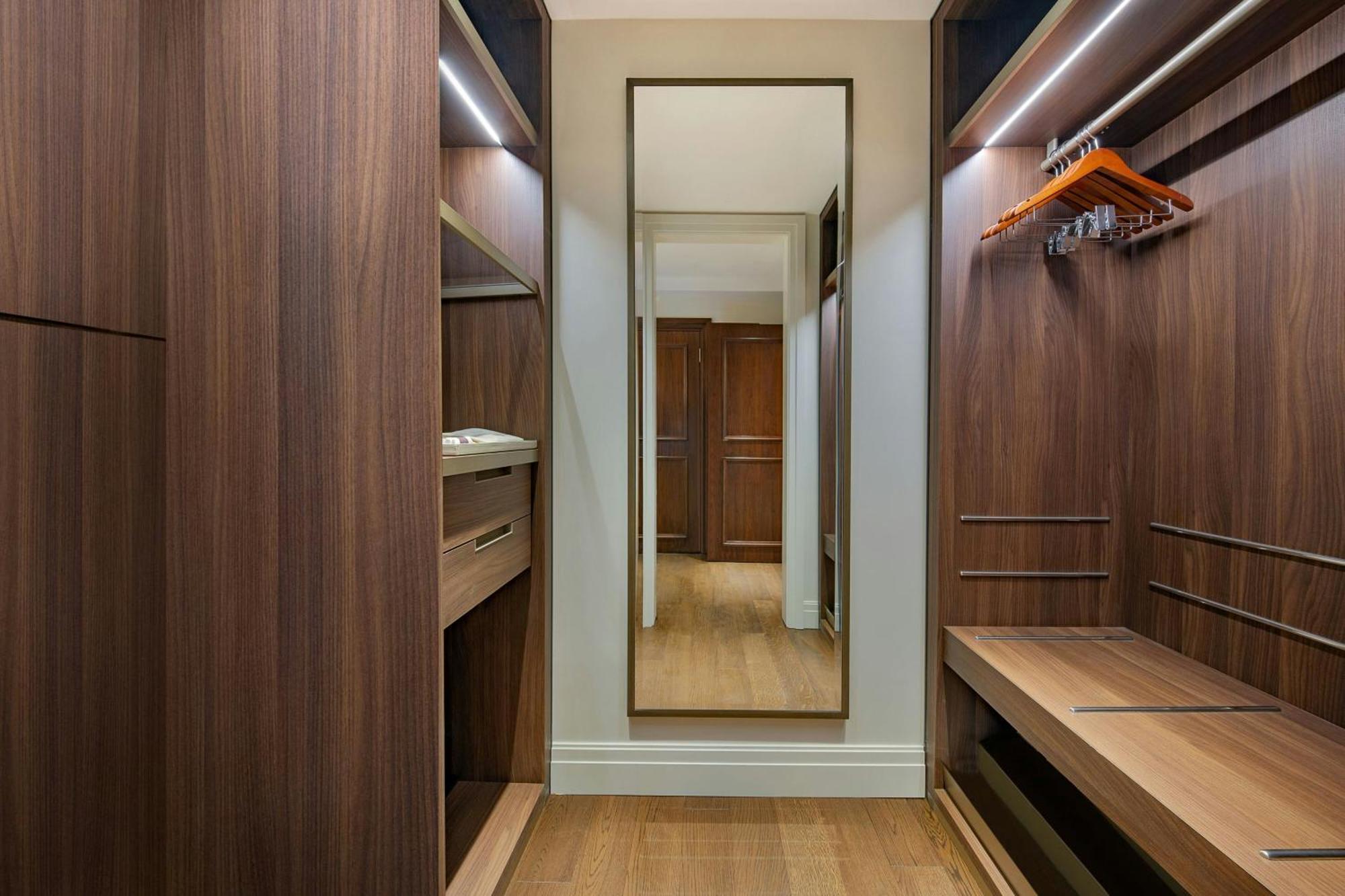 Hotel The Ritz-Carlton, Amman Esterno foto A walk-in closet