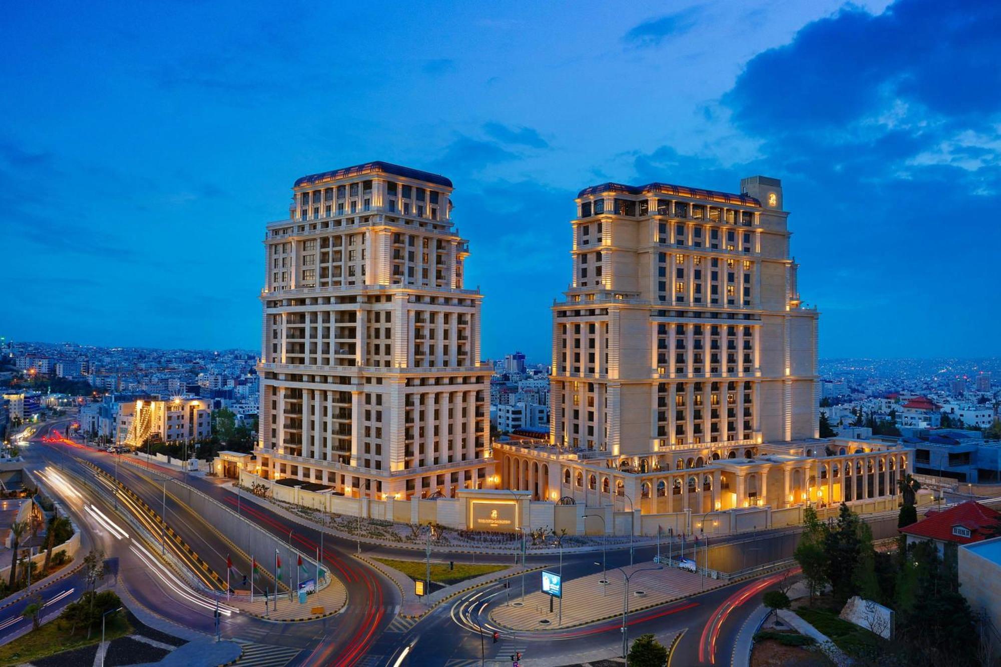 Hotel The Ritz-Carlton, Amman Esterno foto The complex at night